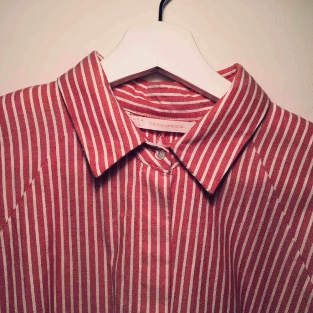 Vårfin oversize skjorta från Zara. I nyskick 🌸 frakt tillkommer på 20kr 🌸. Skjortor.