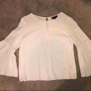  - En vit blus från Top Shop. Fin i skick och snygg passform. Skulle säga att den är en S/XS men kan även passa M.  Kan mötas upp eller posta! Pris kan diskuteras!