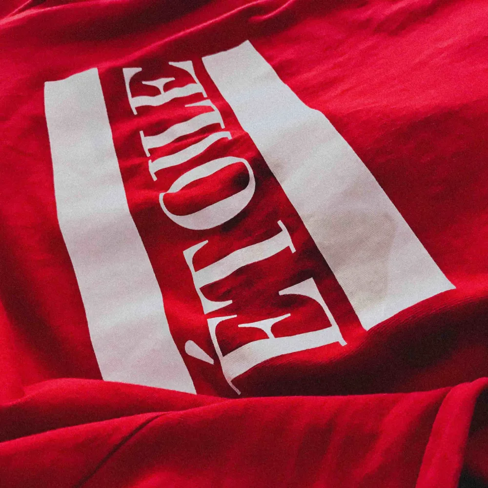 Snygg och mysig röd t-shirt från New Yorker, endast använd 1 gång. ☺️. T-shirts.