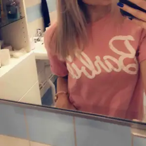 Rosa t-shirt från Berska med Barbie tryckt på bröstet.