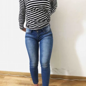  - Ett par super snygga jeans som är i storlek XS/S (passar båda då dem e stretchiga. Det är från crocker & är i en perfekt jeans färg