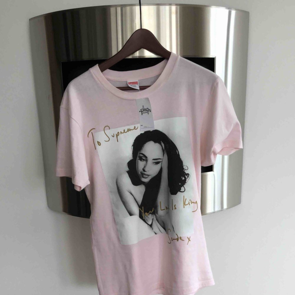 Supreme x Sade tee SS16. Färg: Ljus Råsa. Kvalite: 9/10. HMU med bud! Köparen står för frakten. T-shirts.