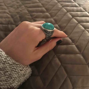  - Ring från Glitter, aldrig använd. Lite oklart vilken storlek det är, men den är lite för stor för mig/mina fingrar (se bild). Frakt ingår inte. 