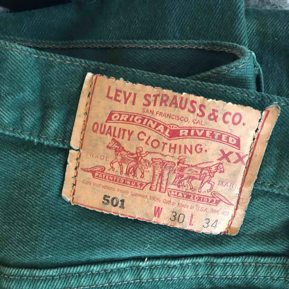 Vintage jeans från Levi’s. Passar en 26/27, avklippta längst ner :) . Jeans & Byxor.