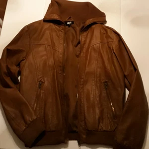  - Jättefin skinnjacka, brun, hämtas i Mehedeby eller tas till tierp