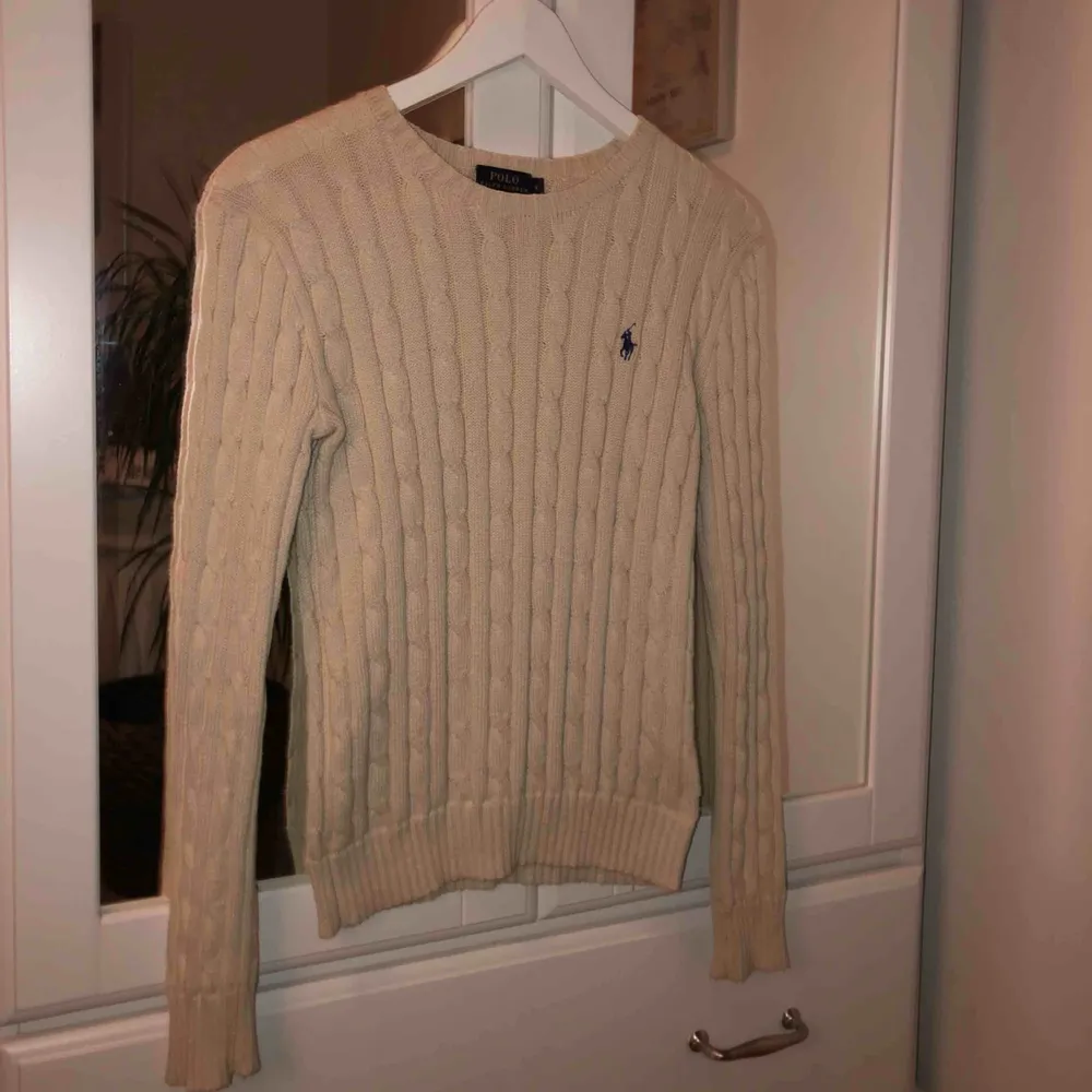 Kabelstickad tröja från Ralph Lauren sparsamt använd Nypris 1200kr Kan mötas upp i Täby/Danderyd annars står köpare för frakt . Tröjor & Koftor.