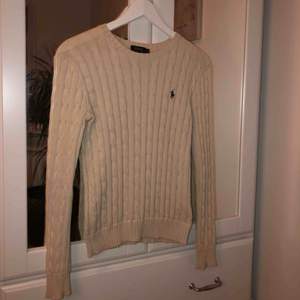Kabelstickad tröja från Ralph Lauren sparsamt använd Nypris 1200kr Kan mötas upp i Täby/Danderyd annars står köpare för frakt 