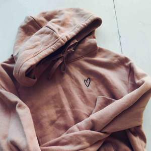 Mysig rosa hoodie med luva och detalj
