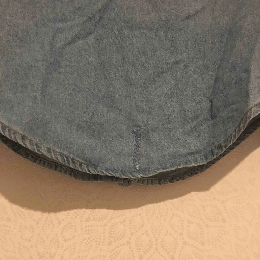 Använd (men i bra skick) jeansskjorta köpt på Carlings för många år sedan. Fastnade i ett dörrhandtag en gång och därav lagningen på bild två. . Skjortor.