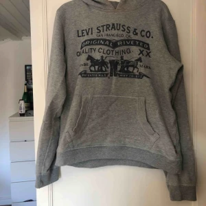  - En Levis hoodie. Köpare står för frakten