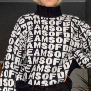  - Varm och snygg tjocktröja med polokrage från Hm, ganska stor trots att den är i stl S. Endast använd fåtal gånger och därav i mycket bra skick! 