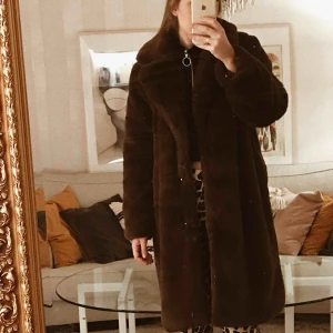  - Helt ny, mörkbrun kappa i fuskpäls - prislappen kvar. Fantastiskt mjuk och skön! 999kr nypris, köpt för tre veckor sedan. 