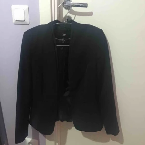  - Svart kavaj från HM. Helt oanvänd! 