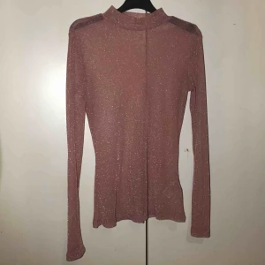  - puderrosa glittrig polotröja från Gina 🌸
