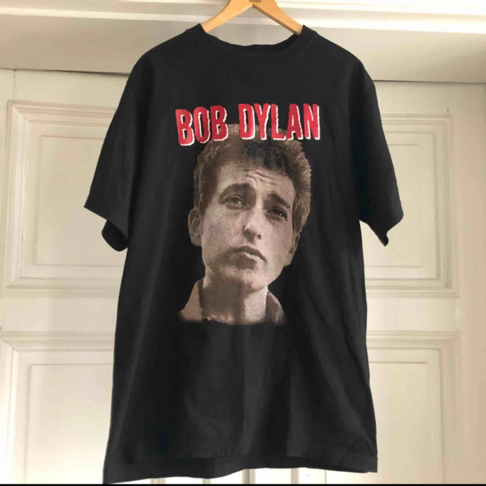 Bob Dylan turné-tee från 2005. Kan hämtas i Uppsala eller skickS mot fraktkostnad . T-shirts.