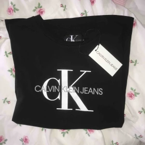  - Ck t-shirt, köpt på Pondus i Karlstad för 499kr (ÄKTA), Aldrig använd, super bra skick, som ny Köparen står för frakt💗