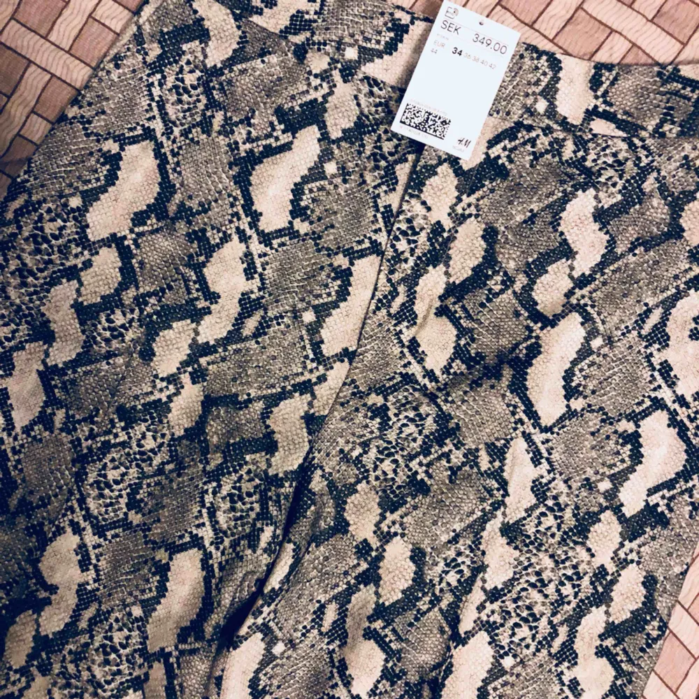 Set for two body plus trouser snake print.New with tags.Bought for 449 together.Selling for 200. Väskor.