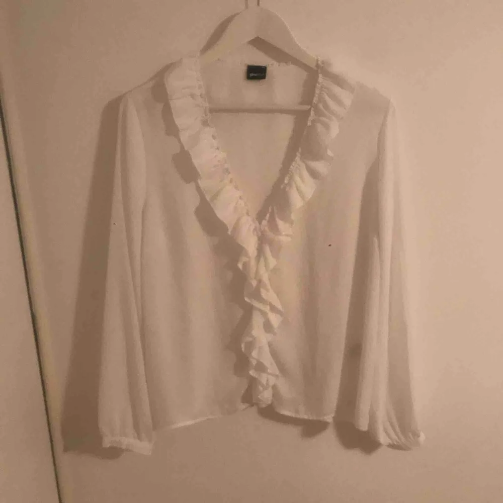 En jätte fin, vit tröja i storlek 44 som passar bra för dom som har 40/42🌸. Blusar.