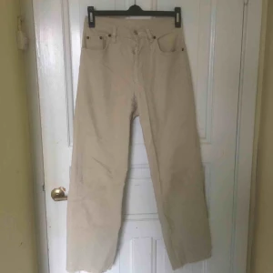  - Väldigt fina beiga Levis 501, avklippta nedtill, fri frakt