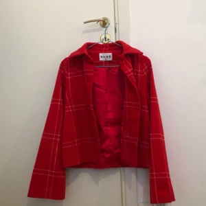  - jacka från na-kd! köpt för 600kr, endast använd ett fåtal gånger. fraktar inte men möts upp i stockholm!