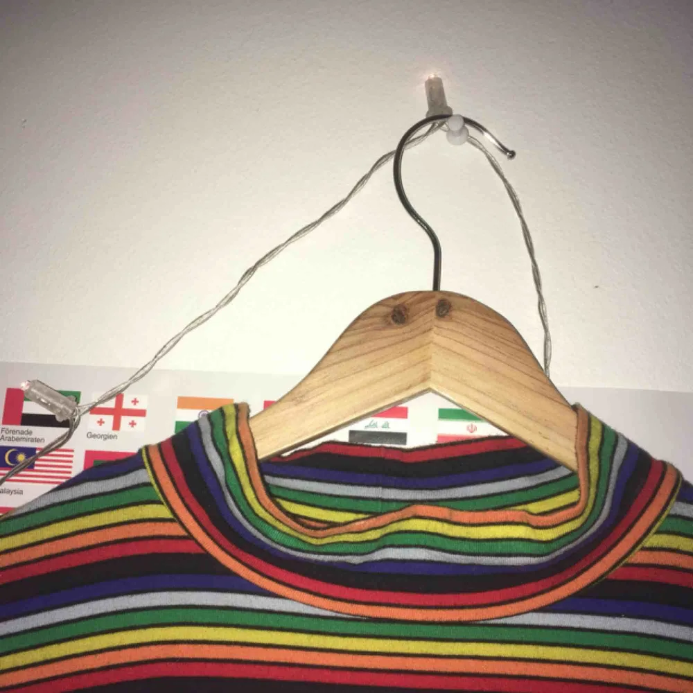 superfin regnbågsfärgad polo från monki!! har varit en av mina absoluta favorittröjor men nu behöver den ett nytt hem! frakten ingår ☺️💫. Skjortor.