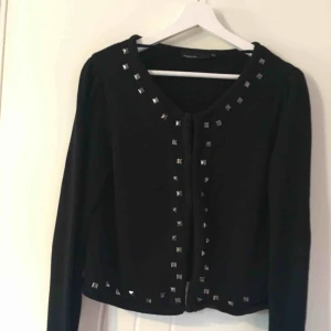  - Kofta med nitar på. Oanvänd. Köpare står för frakt :)