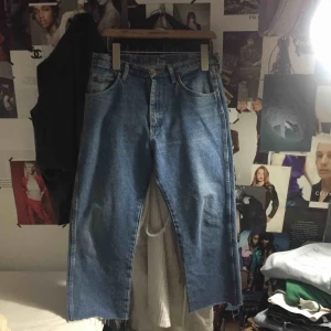  - Klippta wrangler jeans, sitter fint på, lite små på mig, gott skick, skulle lika gärna kunna vara nya