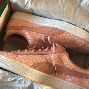  - Fina helt oanvända skor från Puma. Köpte dom i somras men har aldrig kommit till användning. Kan skicka fler bilder om önskas. Kan skickas med då står du som köper för fraktkostnad. Skokartongen finns också. Priset kan eventuellt diskuteras. 