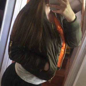  - Grön bomberjacka Sparsamt använd Storlek XS-S 100 kr + frakt nypris: 400kr 