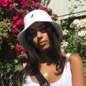  - Vit kangol bucket hat, använd 1 gång. Nypris är 6-700kr!