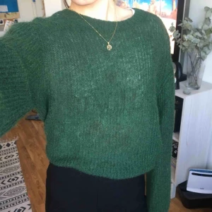  - Tjocktröja från Weekday i mohair-mix. Mörkgrön. Blir inte nopprig. Frakt 40kr tilkommer.