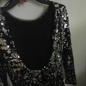  - HELT NY klänning, djup uringning i ryggen och knälång skulle jag säga dvs inte jätte kort! 