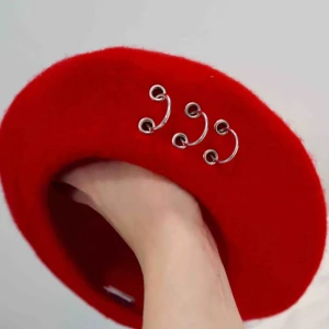  - Cool röd basker med ring detaljer fram till. 