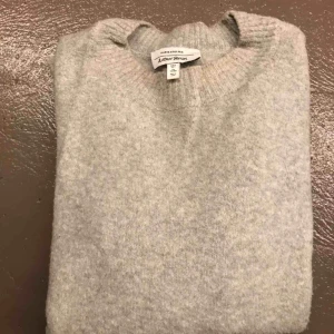  - Grå tröja från &other stories. 