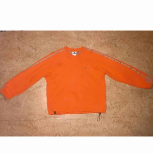  - Vintage Adidas-tröja i bra skick. Har en fläck på magen men borde gå bort i tvätt. Storlek M/L 