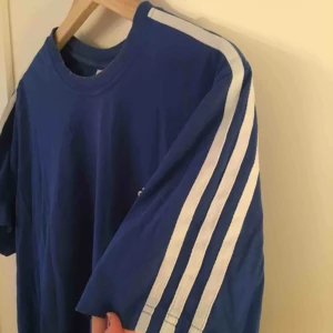  - Vintage Adidas t-shirt i blått. Storlek M/L. Frakt tillkommer