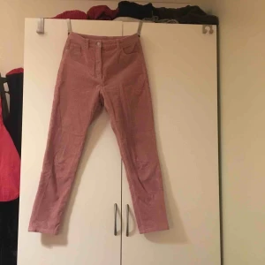  - Underbara Manchesterbyxor från Monki, har blivit något större efter användning och därför tycker tycker jag nu att de är lite för stora. Supermjuka och stretchiga, ett riktigt KAP!