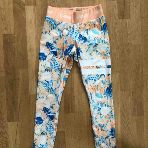  - Tränings tights från märket STRONGER👌 Super fina och helt oanvända! Köptes för 699kr 🌴 Perfekta nu till våren☺️ Frakten är inkluderad i priset. (Två sista bilderna lånade från Google)