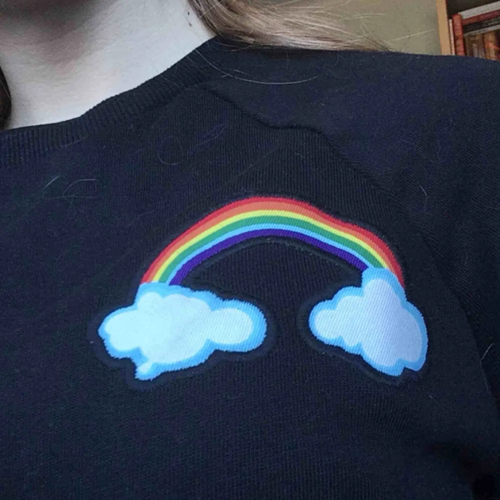 Gullig sweatshirt med regnbåge på från H&M. 🌈  Vid frakt betalar köparen frakten (60 kr) 🚨. Hoodies.
