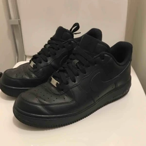  - Svarta Nike Air Force 1. Impregnerade och i gott skick! 