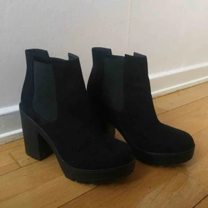  - Vid leverans: 50kr + frakt.  Svarta pumps. Imitations mocka. Använt 1 gång.  10 cm klack. Ordinarie pris: 250kr