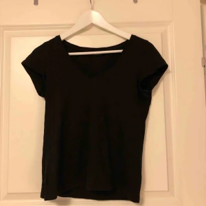 - Svart v-ringad t-shirt Priset är inklusive frakt🥳