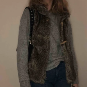  - Pälsväst från Zara Går att stänga Mycket bra skick !!TRÖJAN TILL SALU!!!