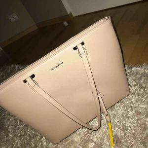  - En äkta italiensk väska från märket cromia. Fint skick. Det ända är att den har pytte lite slitningar ovan på men ej mer än så. Kan skicka mer bilder om du är intresserad