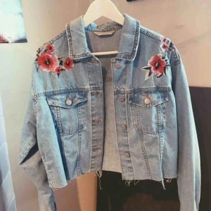  - Jeansjacka från Bershka. Storlek s men stor i storleken. Tunn jacka få passar bra på sommaren☀️Frakt 50kr!