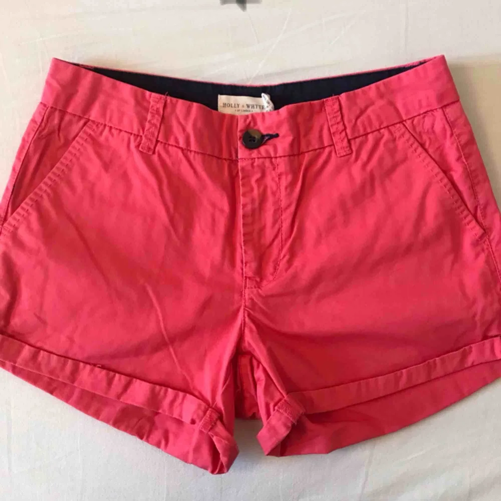 Ljusröda shorts från Holly&Whyte (Lindex). Storlek 34. Fint skick, knappt använda. Kan skickas mot fraktkostnad. . Shorts.