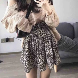  - En helt ny kjol i storlek XS-S  Endast testade Kan mötas upp i Stockholm eller köparen stor för frakt