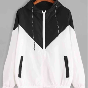  - Vindjacka i storlek S . Perfekt att ha som träningsjacka eller sommarjacka . Aldrig använd . Köparen står för frakten - 50kr