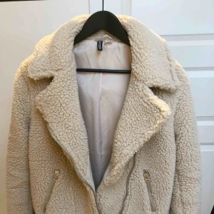  - Teddy jacka från hm. Använd ett fåtal gånger, alltså i mycket gott skick! Frakt tillkommer! 