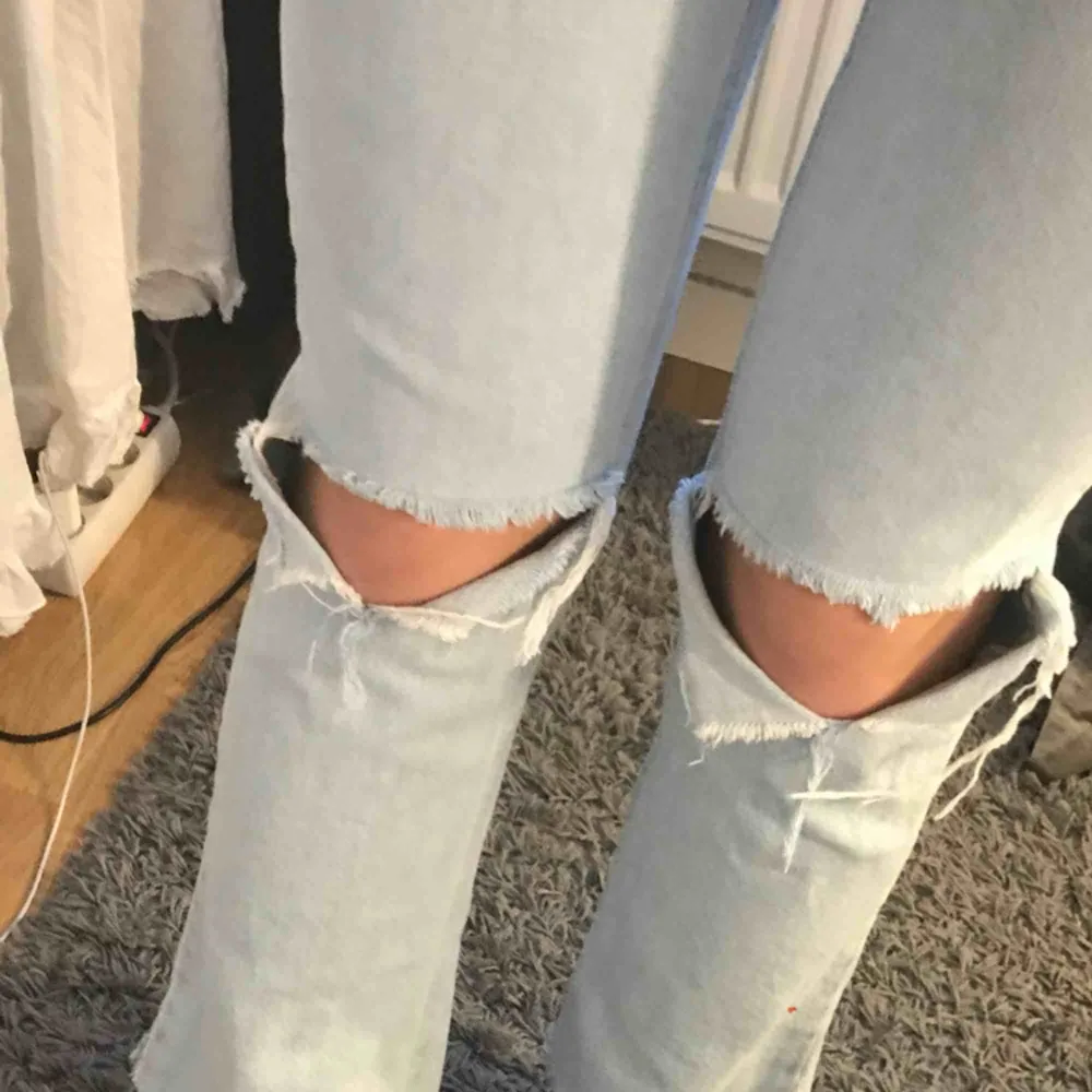 Ett par super snygga kick flare jeans från nakd! Ifall du är under 160 sitter det ungefär som en bootcut beroende på hur långa ben❤️. Jeans & Byxor.